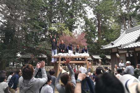 春祭では餅まきが行われます