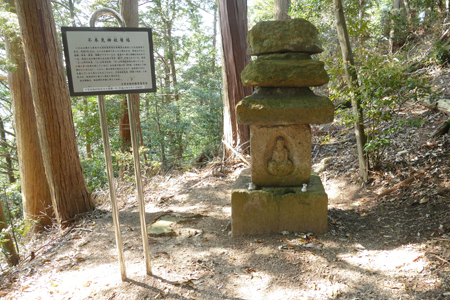 不本見神社層塔